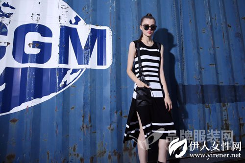 初夏不知该怎么搭配？衣魅人女装T恤裙 给你一个简约的夏季