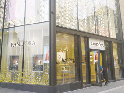 占比高风险大 潘多拉75%营收来自串珠