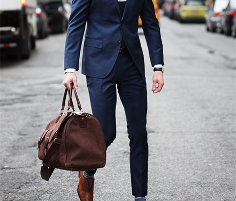 看包识男人，包跟衣服得这么配