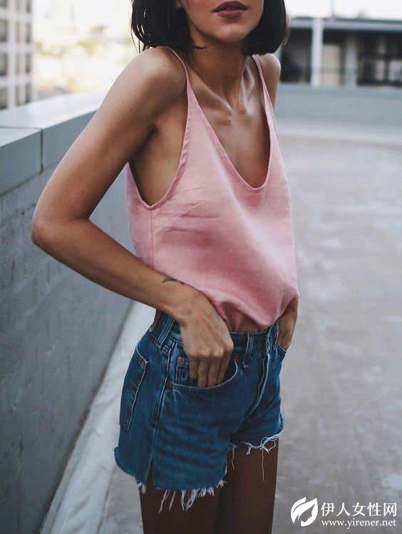 春美多:牛仔短裤怎么搭配上衣 送你最美牛仔短裤穿搭法