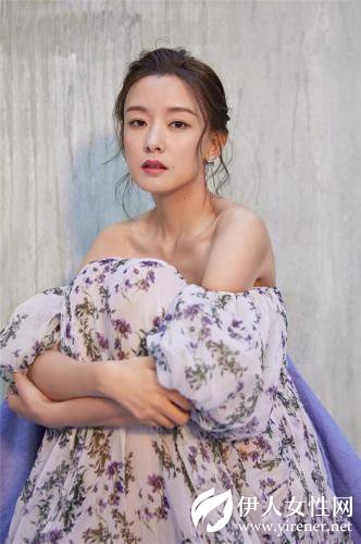 演员周奇奇写真曝光 妆容精致长发甜美