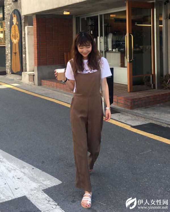 春美多：短袖T恤如何搭配裤子 夏日出街不穿裤子怎么行