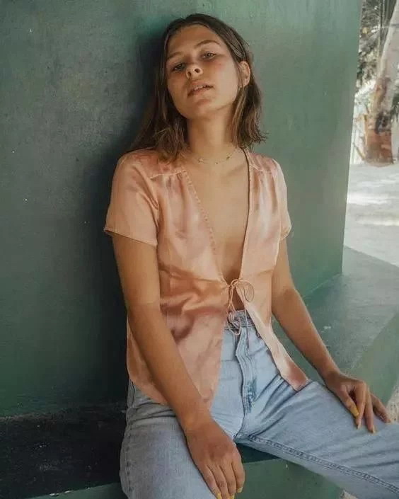 丝质衬衫+牛仔裤，最有女人味的搭配