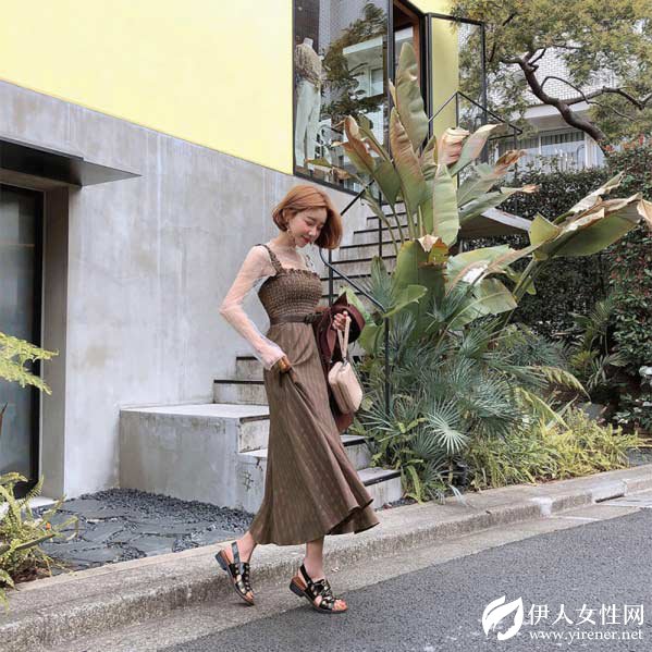 春美多:背带连衣裙怎么搭配 四款搭配让你这个夏日很俏皮