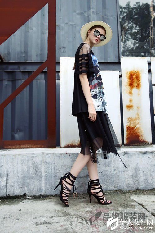 初夏不知该怎么搭配？衣魅人女装T恤裙 给你一个简约的夏季