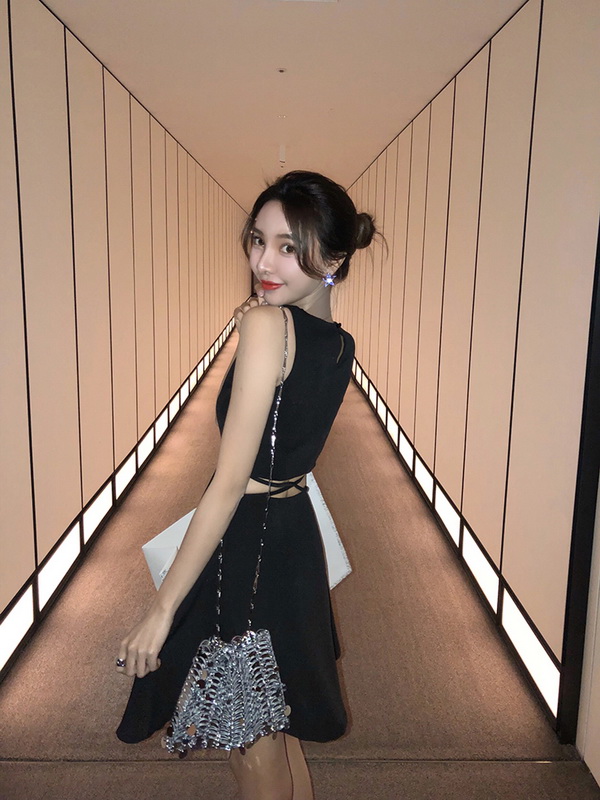 聚会怎么穿最吸睛，经典小黑裙独特魅力