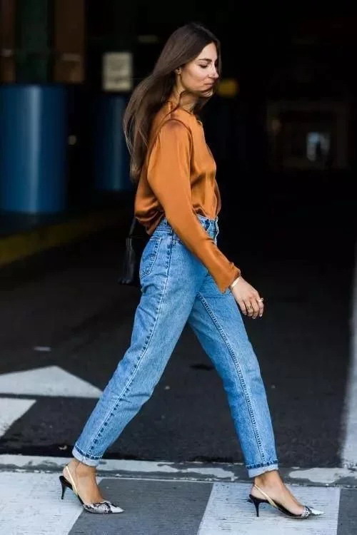 丝质衬衫+牛仔裤，最有女人味的搭配