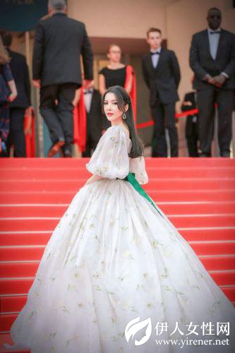 陆陆lulu亮相戛纳电影节红毯 致敬《乱世佳人》