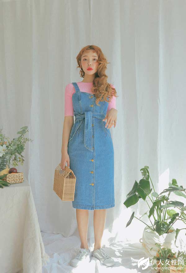 春美多:背带连衣裙怎么搭配 四款搭配让你这个夏日很俏皮