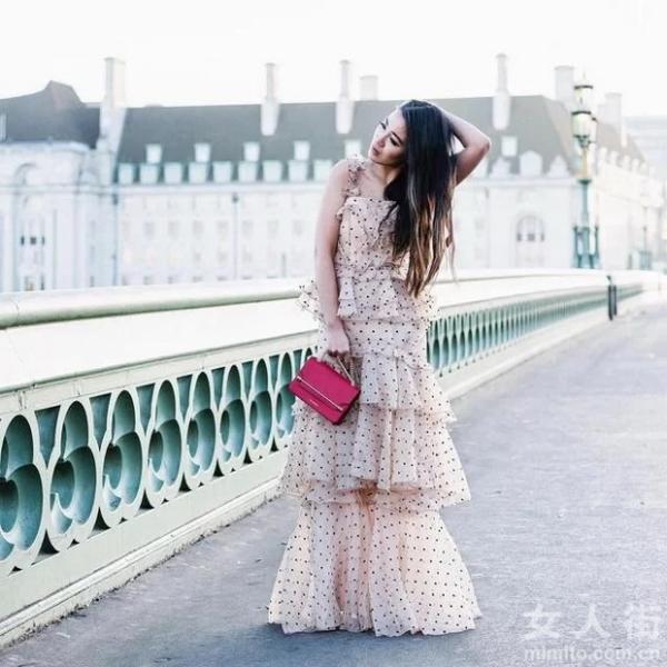 街头扫描：今夏蕾丝裙流行这样穿！