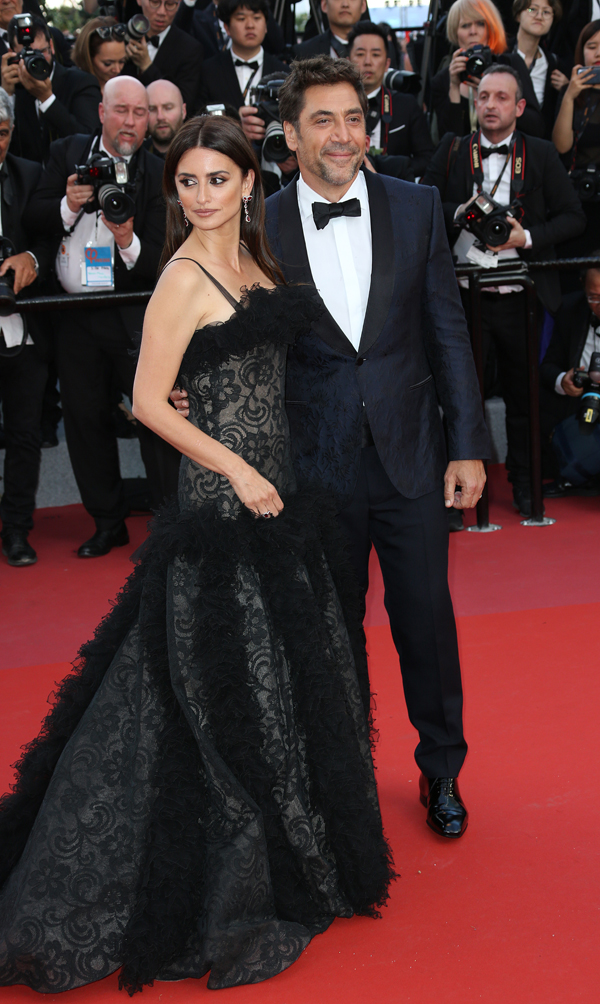 他内敛睿智的气质烘托得淋漓尽致