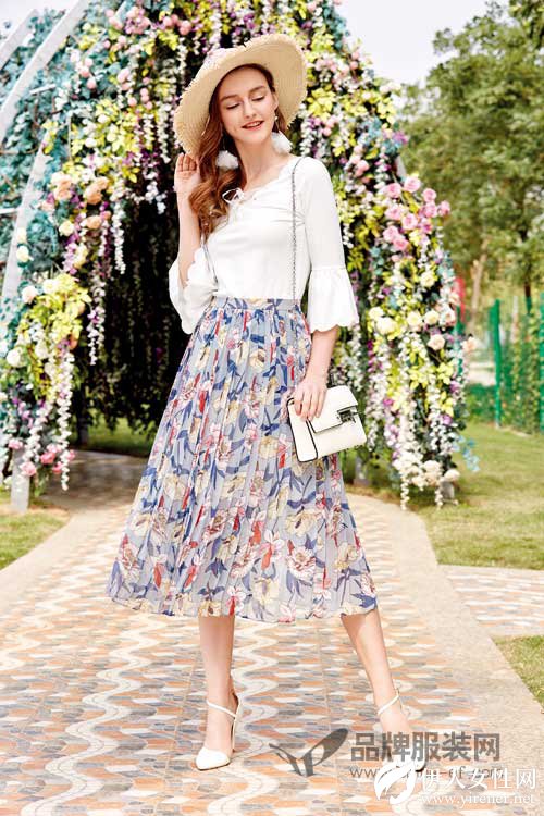 隐藏在花丛中的华丽 十八淑女坊裙子演绎人比花娇