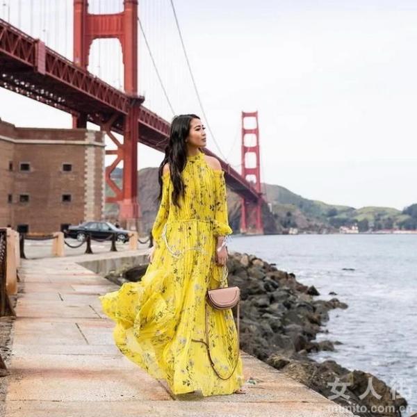 街头扫描：今夏蕾丝裙流行这样穿！