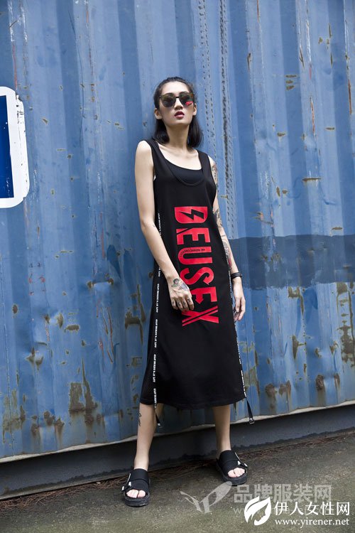 初夏不知该怎么搭配？衣魅人女装T恤裙 给你一个简约的夏季