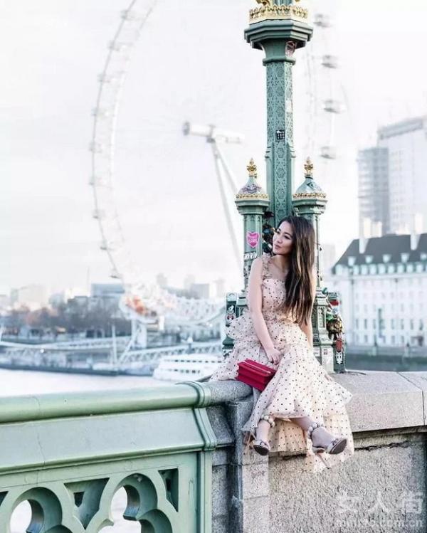 街头扫描：今夏蕾丝裙流行这样穿！