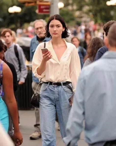 丝质衬衫+牛仔裤，最有女人味的搭配