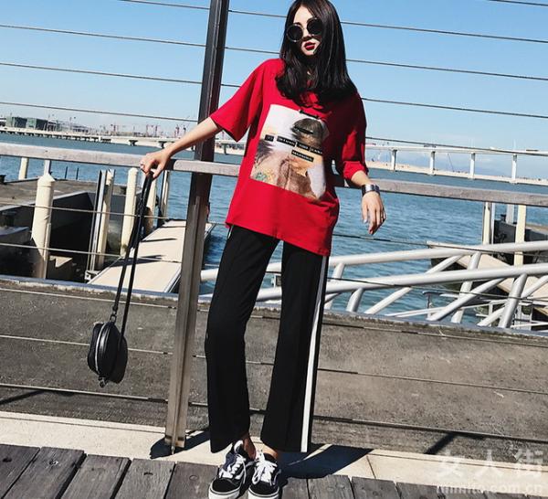 T恤+运动风阔腿裤，今年初夏潮流搭配