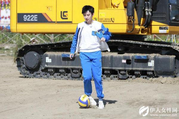 王俊凯参加综艺节目大显身手 抓羊投篮文武全才