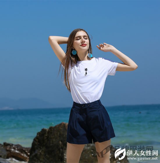 夏季去海边度假穿依贝奇白色T恤 简单时尚又大气