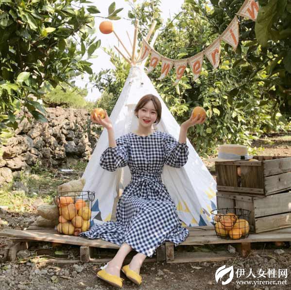 聚多品：格子连衣裙配什么鞋子 这四种搭配充满甜美又俏皮
