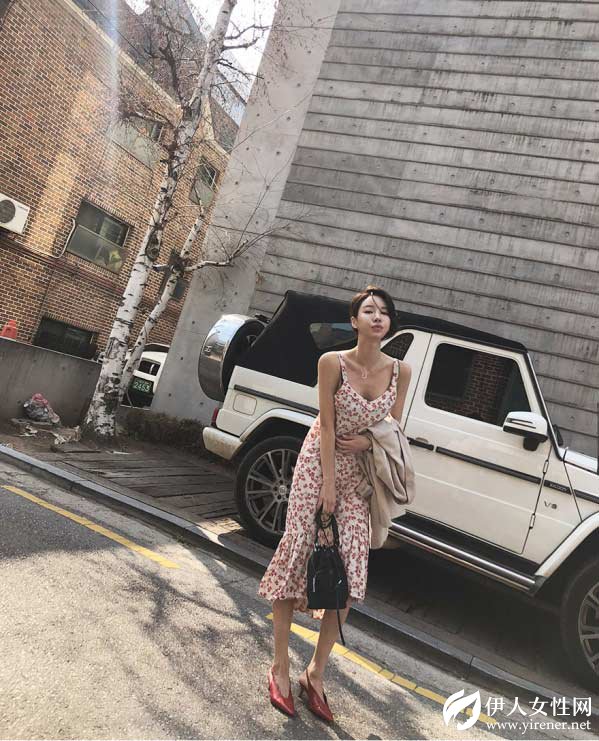 春美多:背带连衣裙怎么搭配 四款搭配让你这个夏日很俏皮