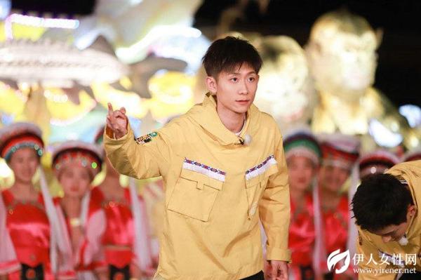 王俊凯参加综艺节目大显身手 抓羊投篮文武全才