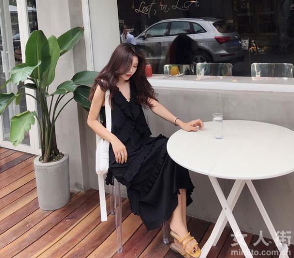 经典百搭小黑裙，掀起复古时尚新潮流