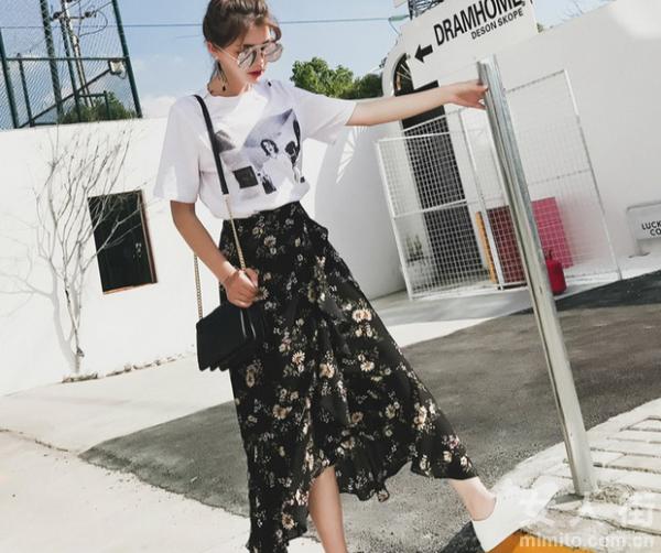 碎花半身裙成为了你夏日扮靓秘笈