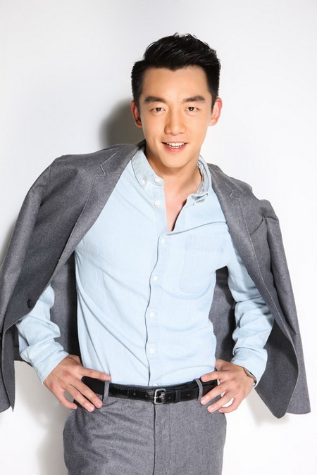 暖男郑恺写真大片 蓝灰清新风格暖心