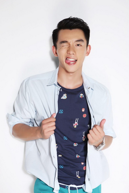 暖男郑恺写真大片 蓝灰清新风格暖心