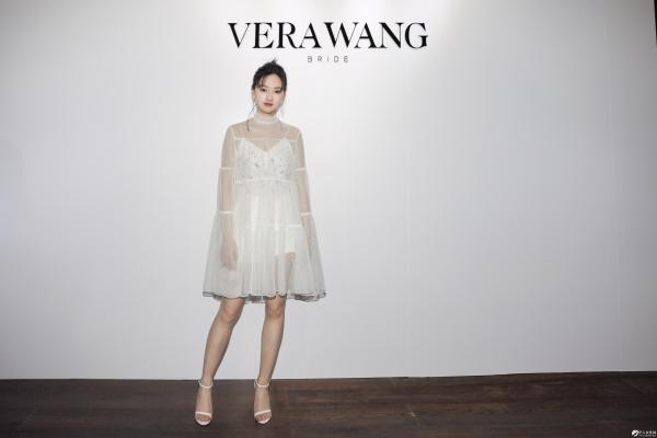 黄灿灿穿白纱裙亮相 妆容清新精致