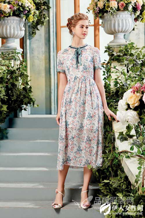 隐藏在花丛中的华丽 十八淑女坊裙子演绎人比花娇