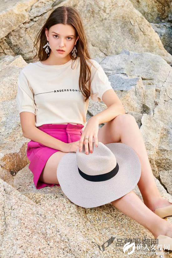 优衣美品牌女装时尚搭配 夏季度假就要这么穿