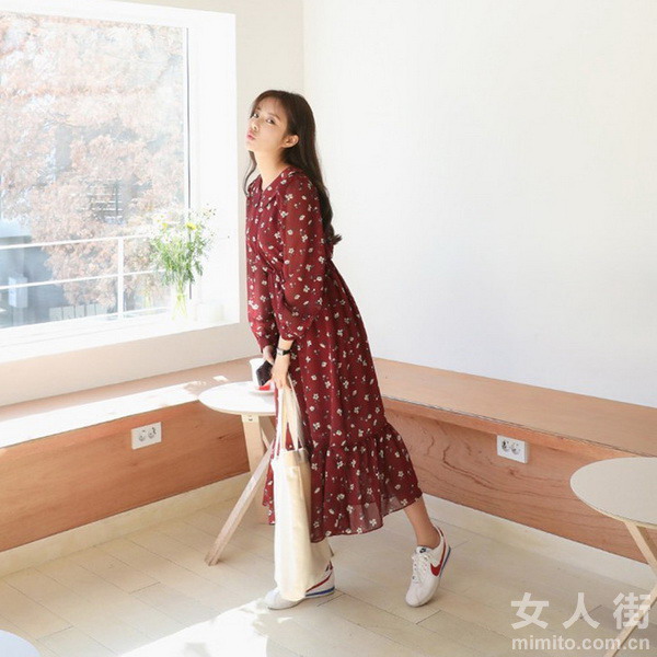 红色连衣裙 夏天这样穿很显年轻