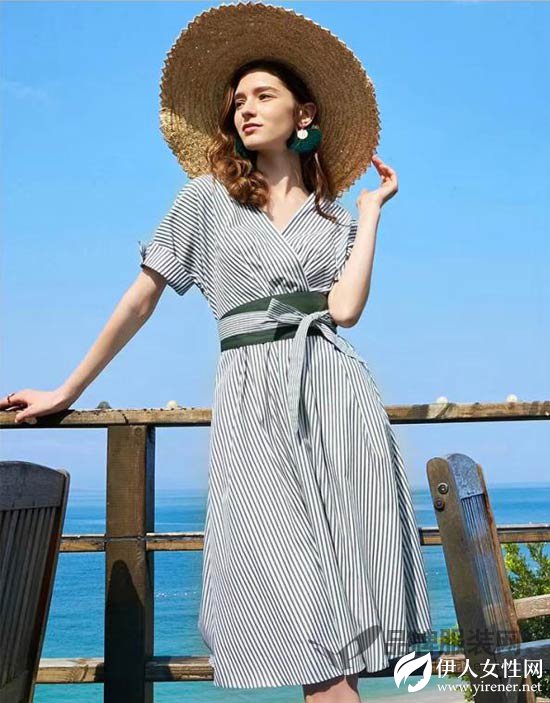 优衣美品牌女装时尚搭配 夏季度假就要这么穿