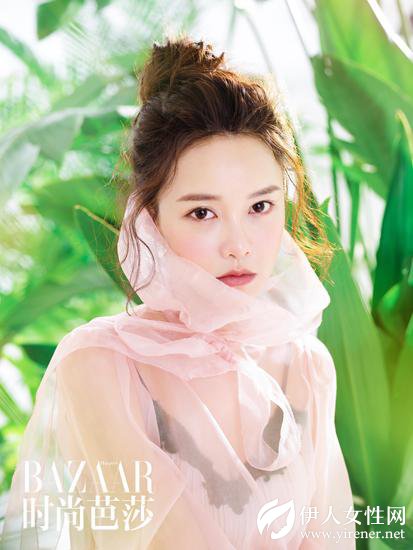黄一琳发布写真造型多变 置身丛林绿植中