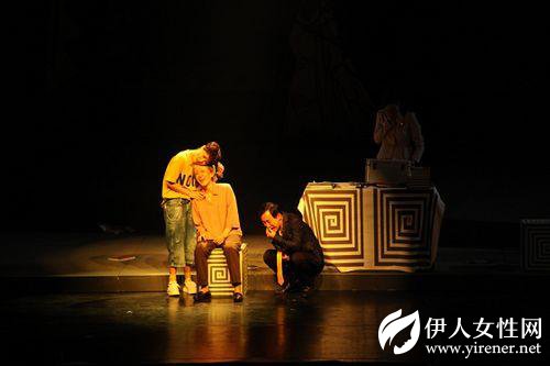 儿童剧《北京童谣》：漫画式表演 观众笑中带泪