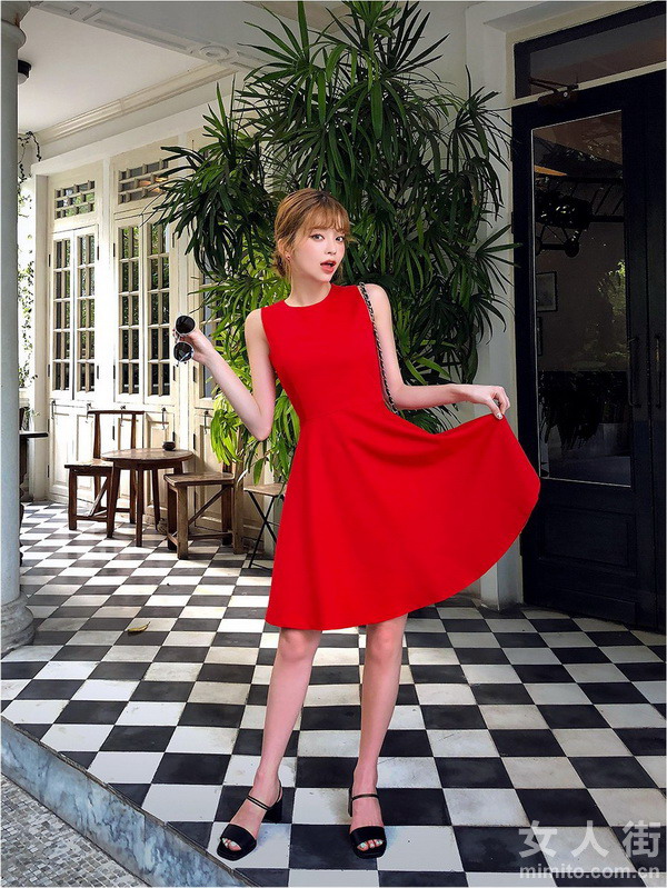 红色连衣裙 夏天这样穿很显年轻