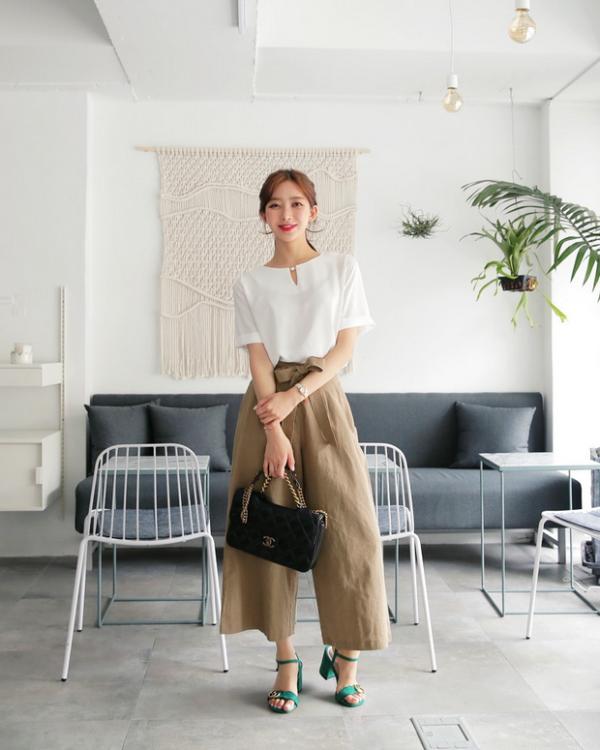 白色雪纺衬衫打造复古甜美范儿