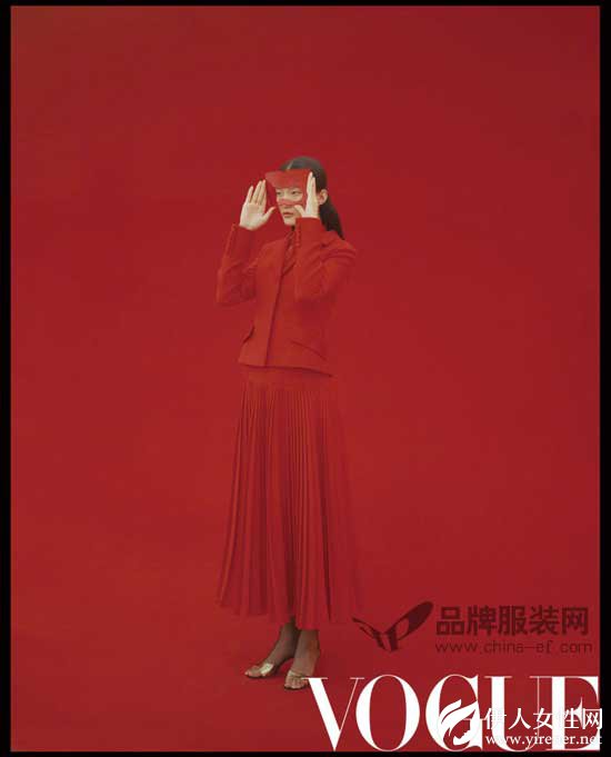 DIOR高级定制秀来到上海 红色扇形风格增添了东方傲骨