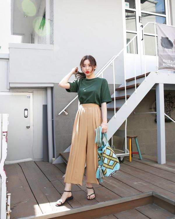 矮个女生高腰阔腿裤搭配，轻松拥有大长腿