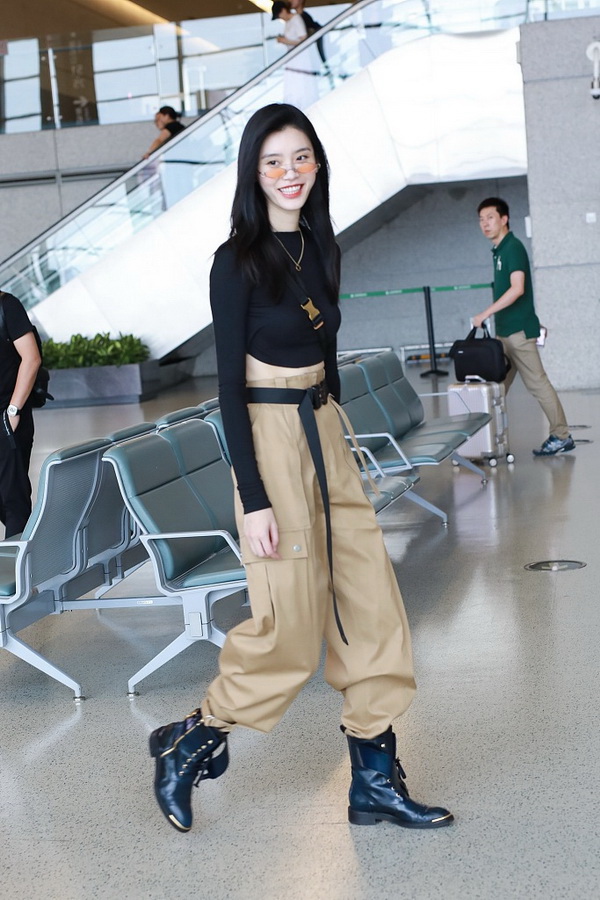 奚梦瑶机场性感大露后背 造型酷帅似女特工