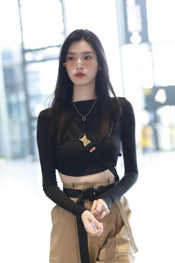 奚梦瑶机场性感大露后背 造型酷帅似女特工