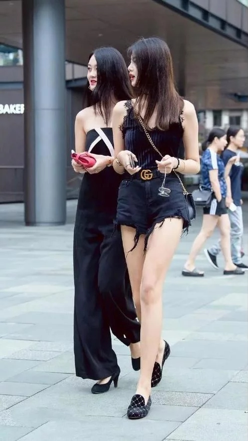 街拍美女：筷子美腿闺蜜用黑色诠释白皙美