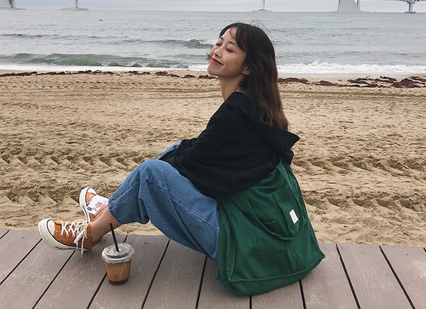 时髦女生秋装搭配，走在时尚前沿