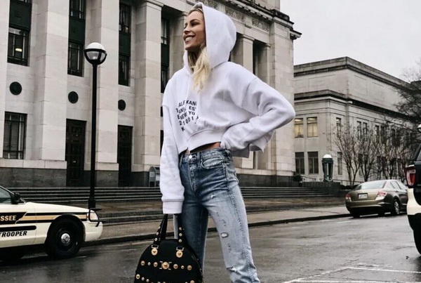 秋季卫衣选小一号，潮人都这样秀身材