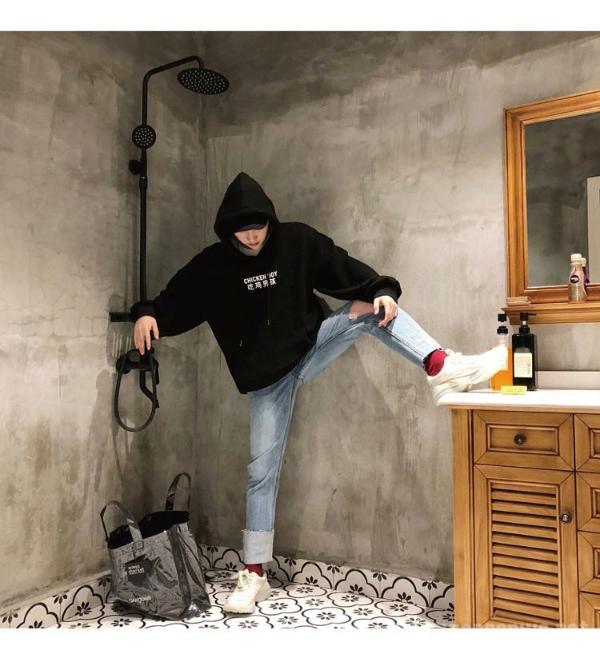 卫衣+牛仔裤 经典时尚穿搭法则作时尚弄潮儿