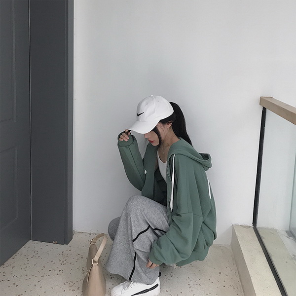 时髦女生秋装搭配，走在时尚前沿