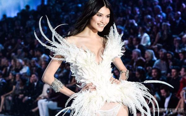 国际时装周 走进四位不同时期的超模 你要pick哪位?