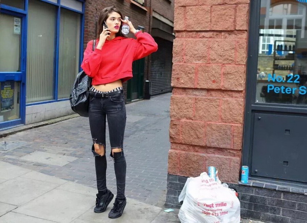 秋季卫衣选小一号，潮人都这样秀身材